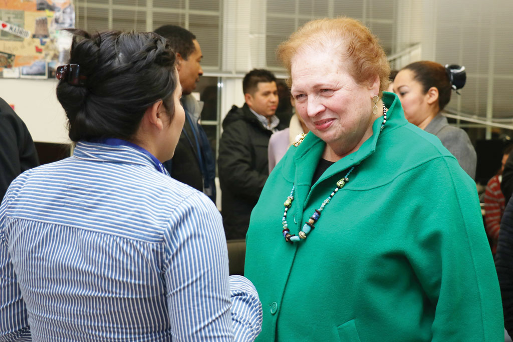 Mari Carmen Aponte inspira a estudiantes inmigrantes