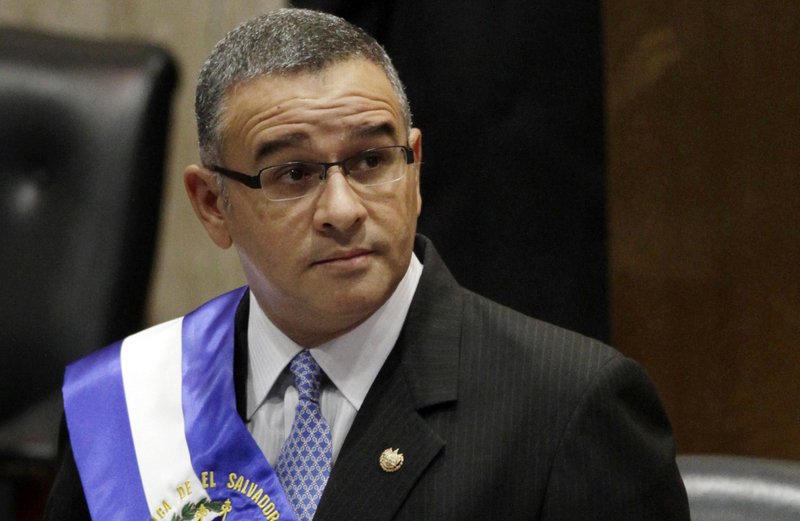 El Salvador: nueva orden para detener a expresidente Funes