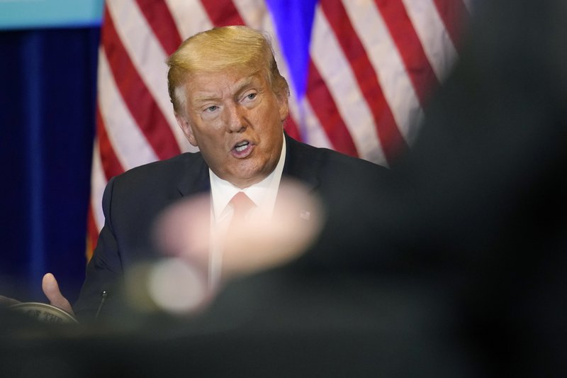 Trump trata de atraer a latinos durante gira por el oeste