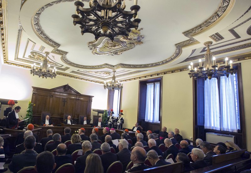Vaticano juzga penalmente a 2 sacerdotes por abuso sexual