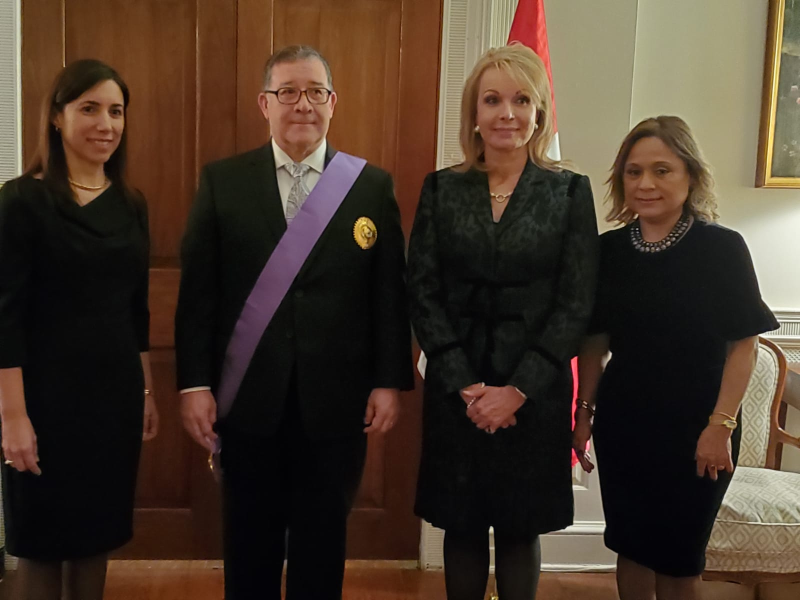 Perú condecora a escritor salvadoreño Grego Pineda