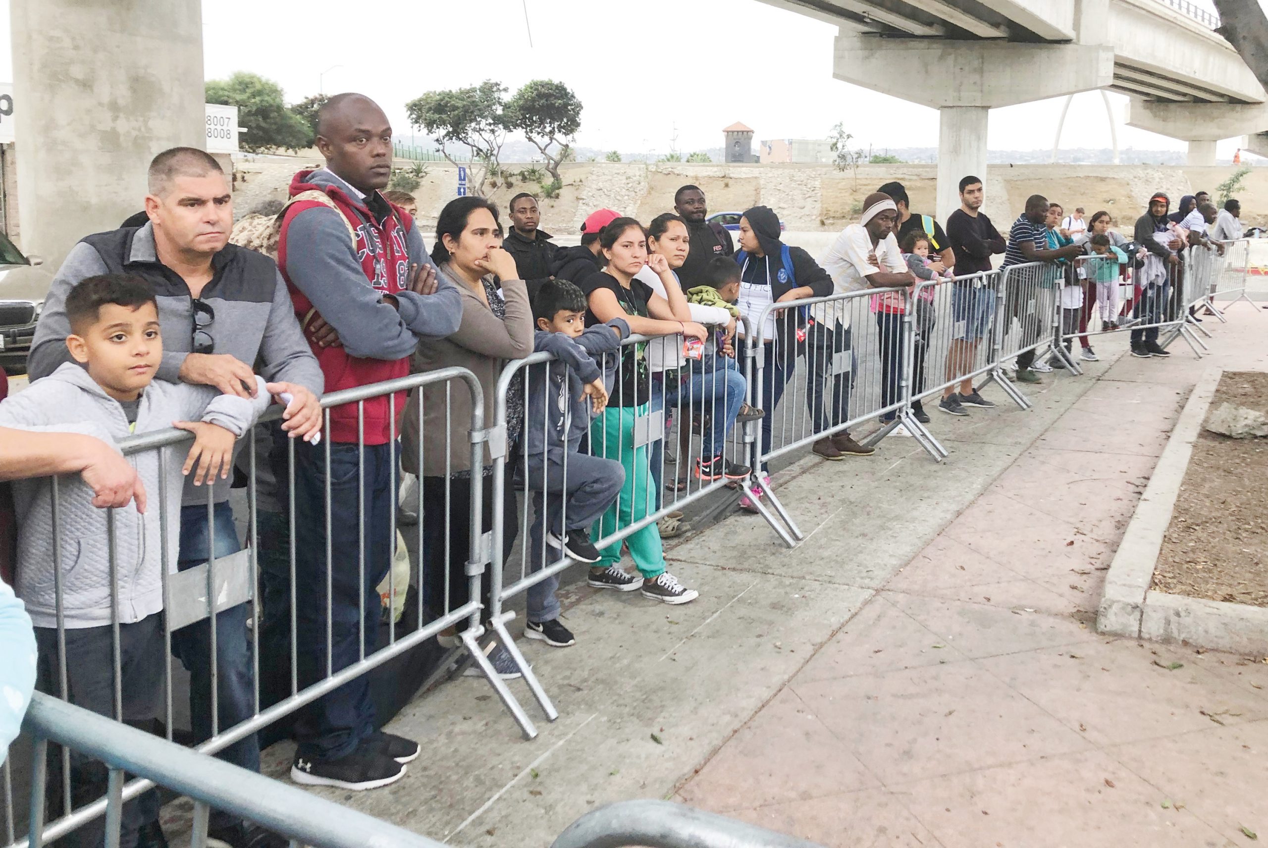 Otra vez bloquean alza de las tarifas migratorias
