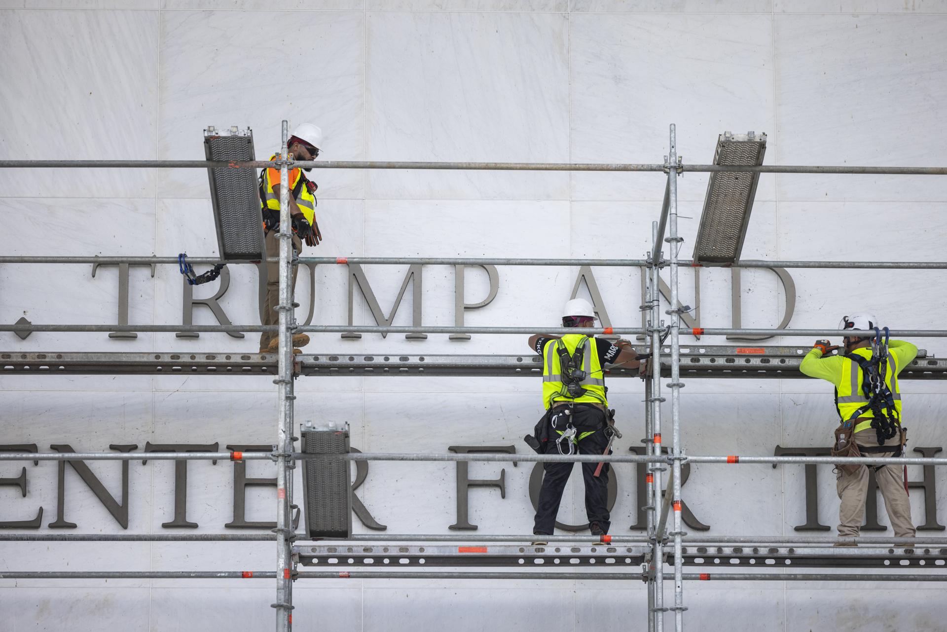 El Centro Kennedy retira el nombre de Trump de la fachada de su edificio en Washington