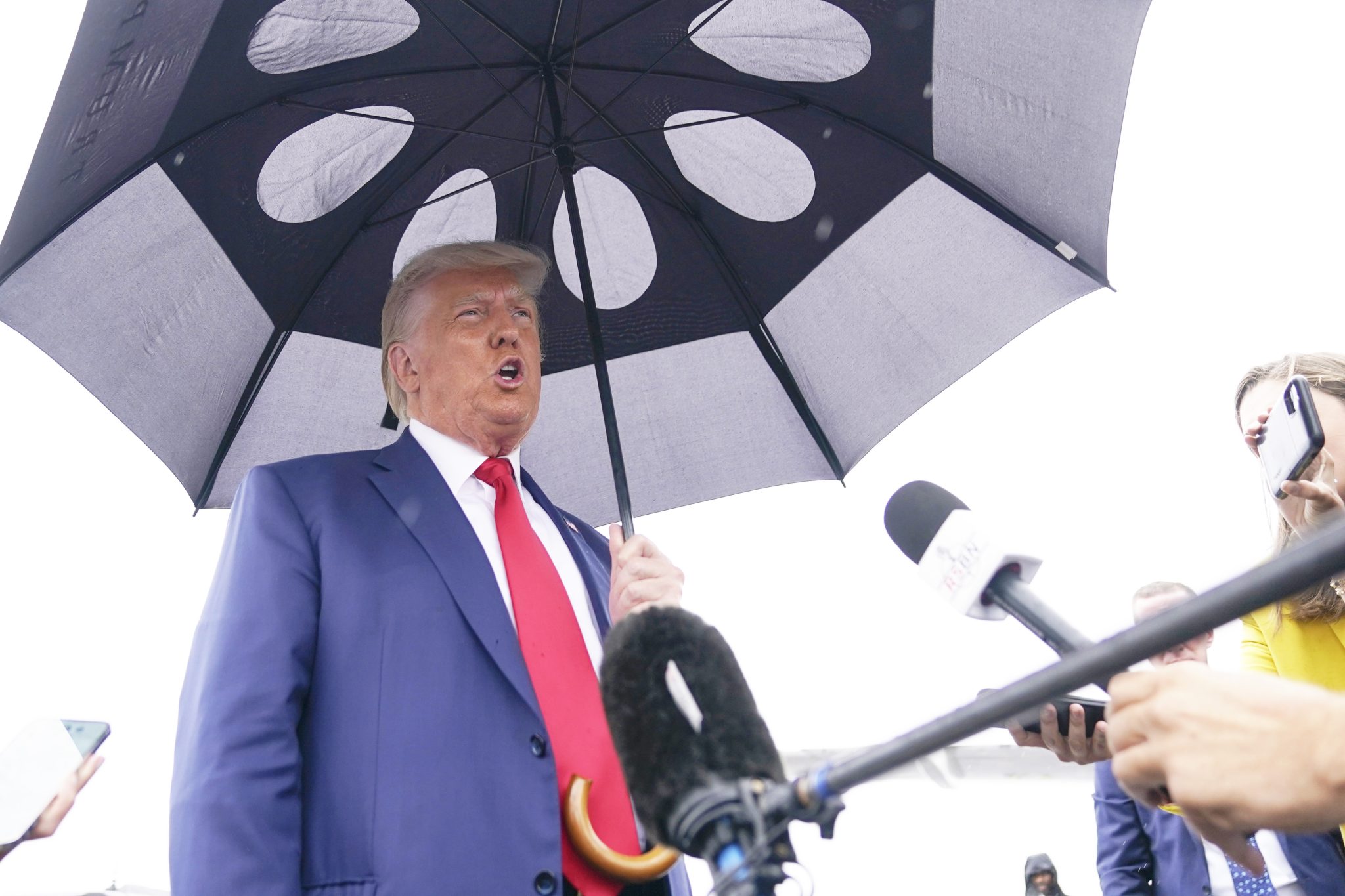 Trump insiste en que el uranio enriquecido de Irán debe ser entregado
