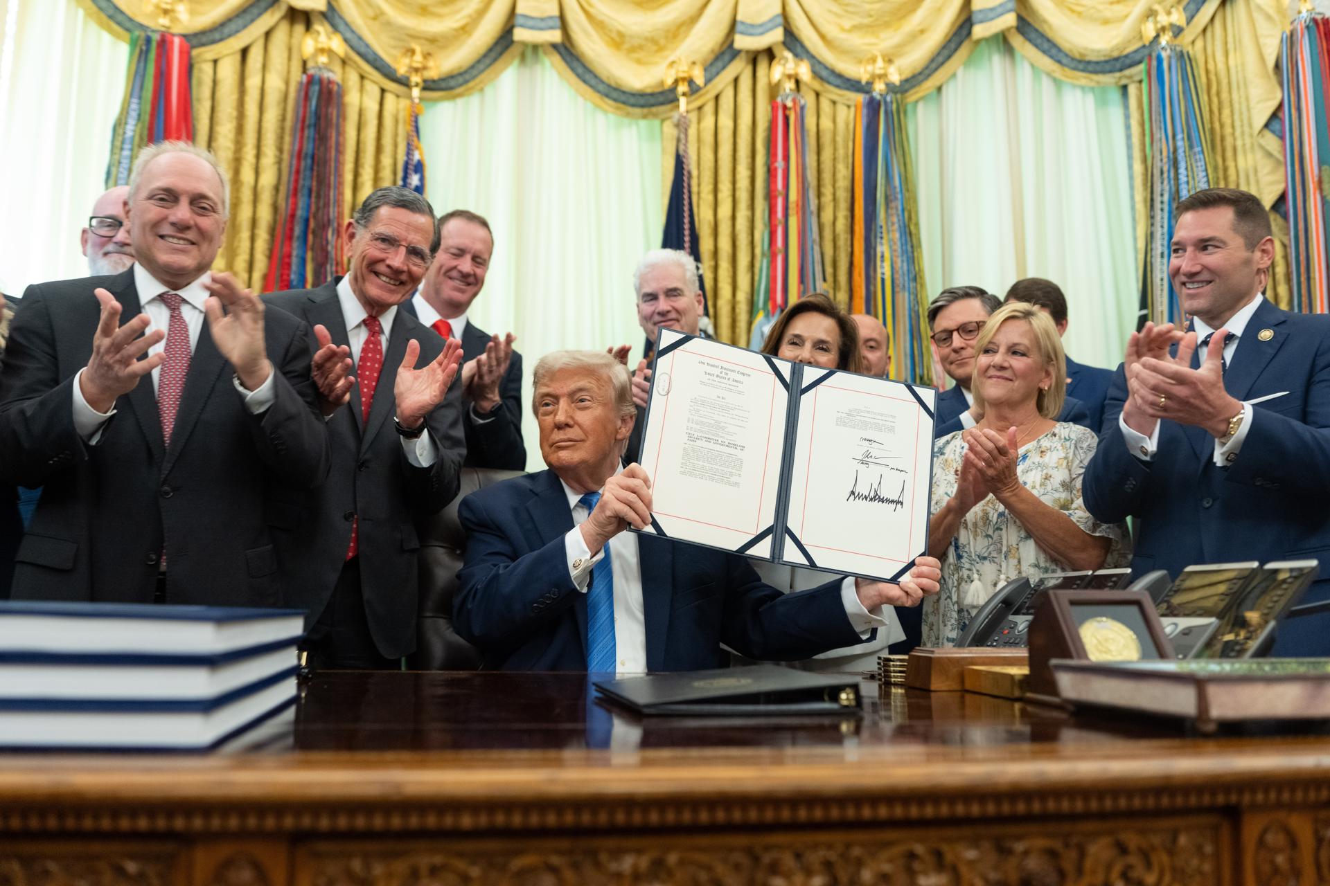 Trump firma la ley que destina 70.000 millones de dólares al control de la inmigración