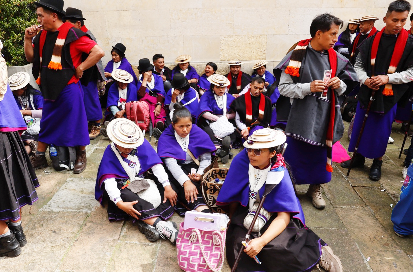 Indígenas protestan en Bogotá por decisiones del Gobierno sobre sus tierras