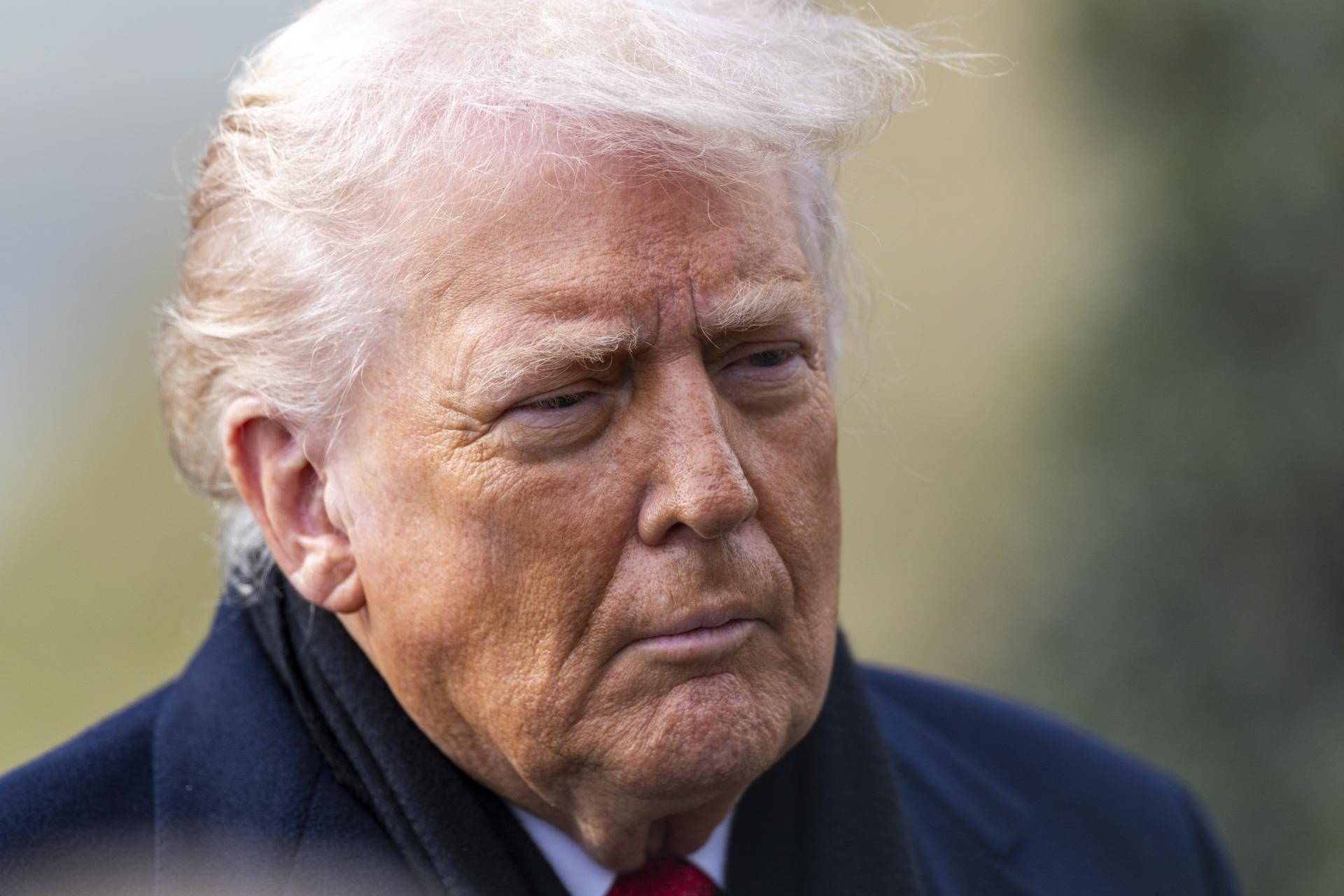 Trump analiza posible reducción de tropas estadounidenses