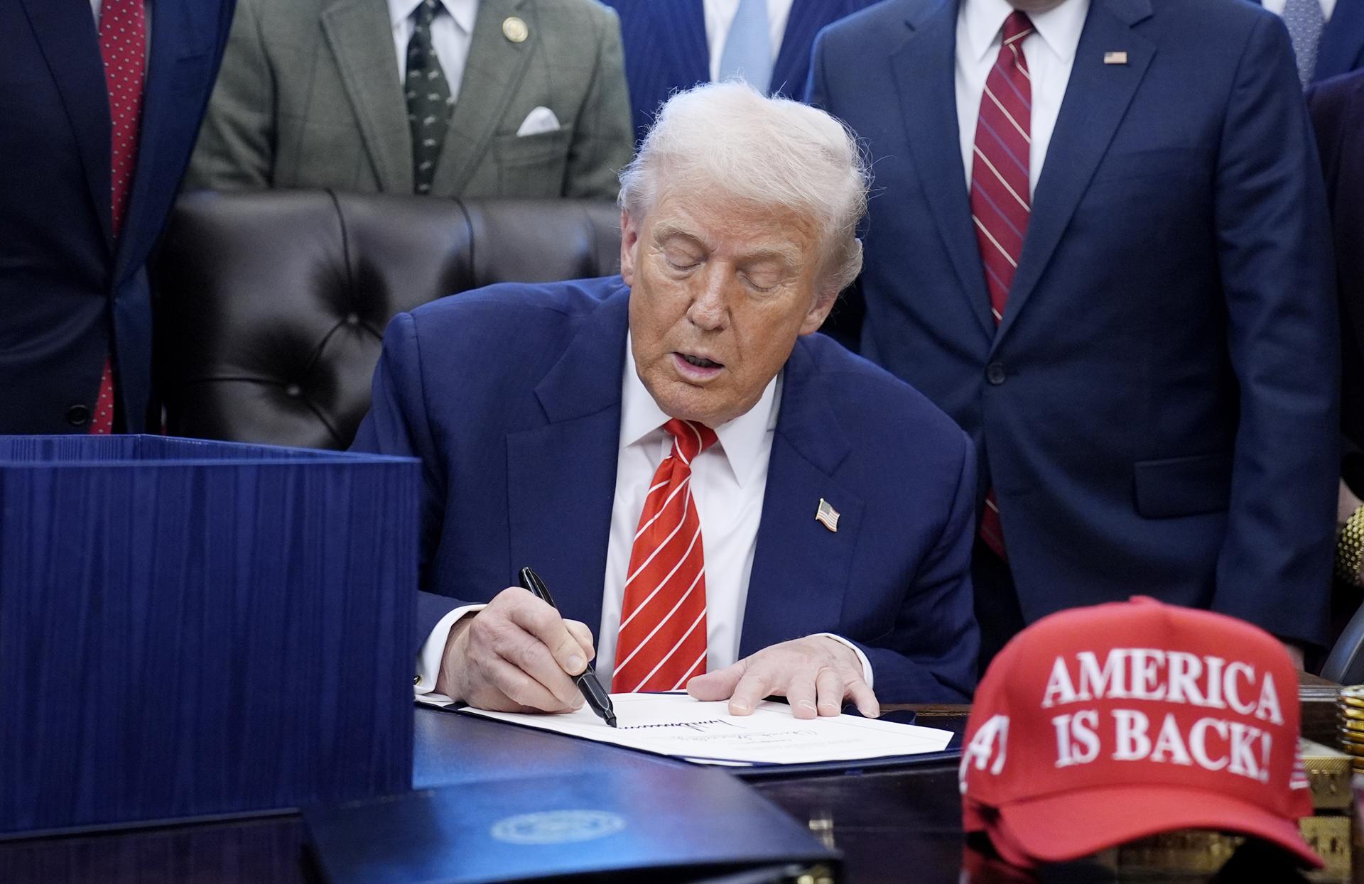 Trump asegura que va a liberar "a todos"