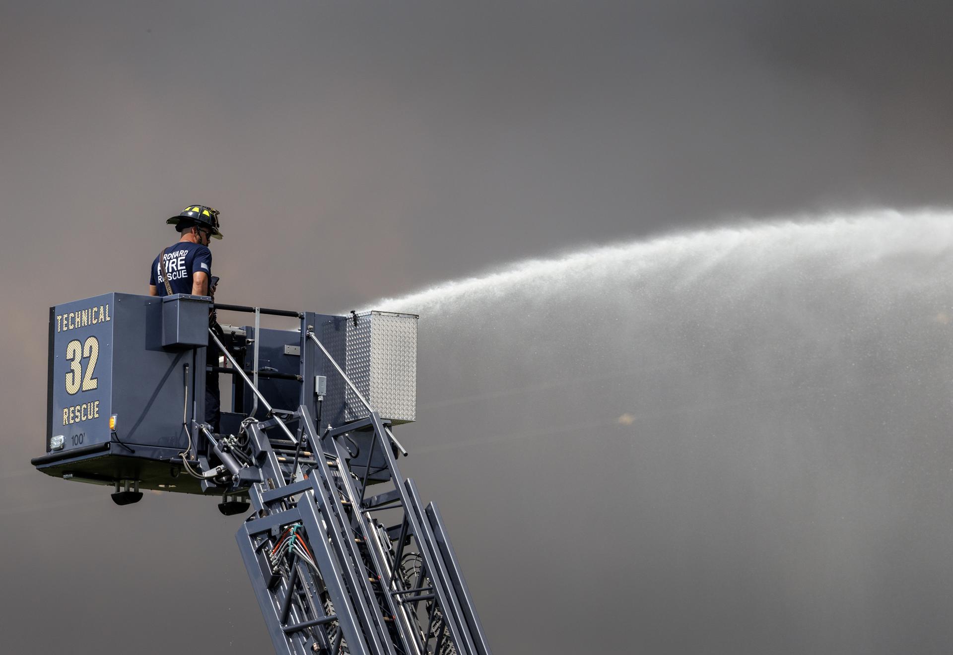 Dos fuertes incendios arden en los Everglades